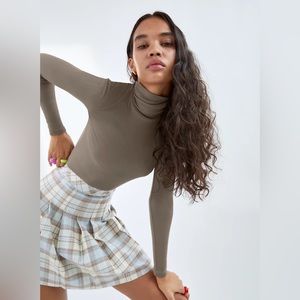 NWT ARITZIA Freshman Cropped Turtleneck - Taupe